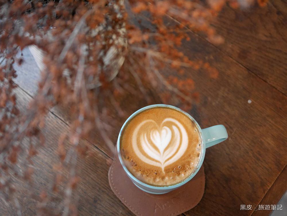 新北美食。Arc Cafe深坑咖啡廳│充滿藝術氣息的玻璃屋，清水模工業風/深坑老街咖啡廳