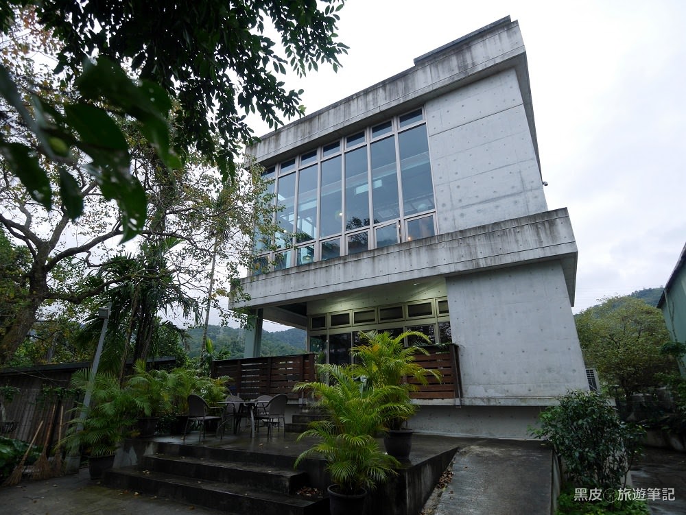 新北美食。Arc Cafe深坑咖啡廳│充滿藝術氣息的玻璃屋，清水模工業風/深坑老街咖啡廳