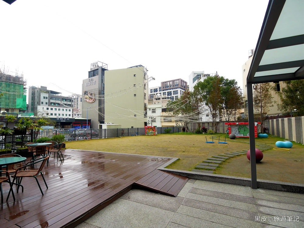 台中逢甲住宿【余舍行旅】逢甲夜市住宿推薦。高樓景觀浴缸房，房內迷你電影吧