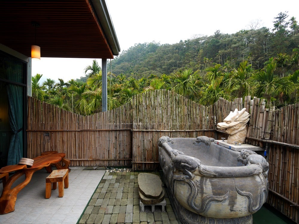 南投住宿。散步的雲│置身峇里島的夢幻生態民宿，在戶外邊泡澡邊賞螢賞星空