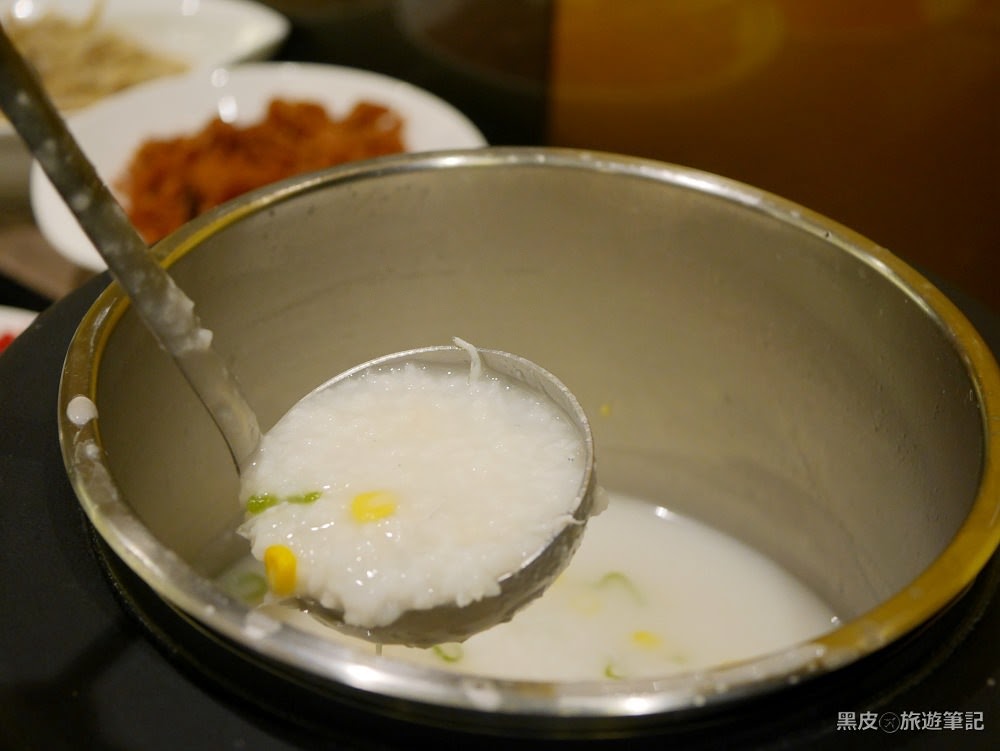 台中汽車旅館。水雲端旗艦概念旅館│滑水道泳池房、超大KTV空間，一泊二食台中住宿