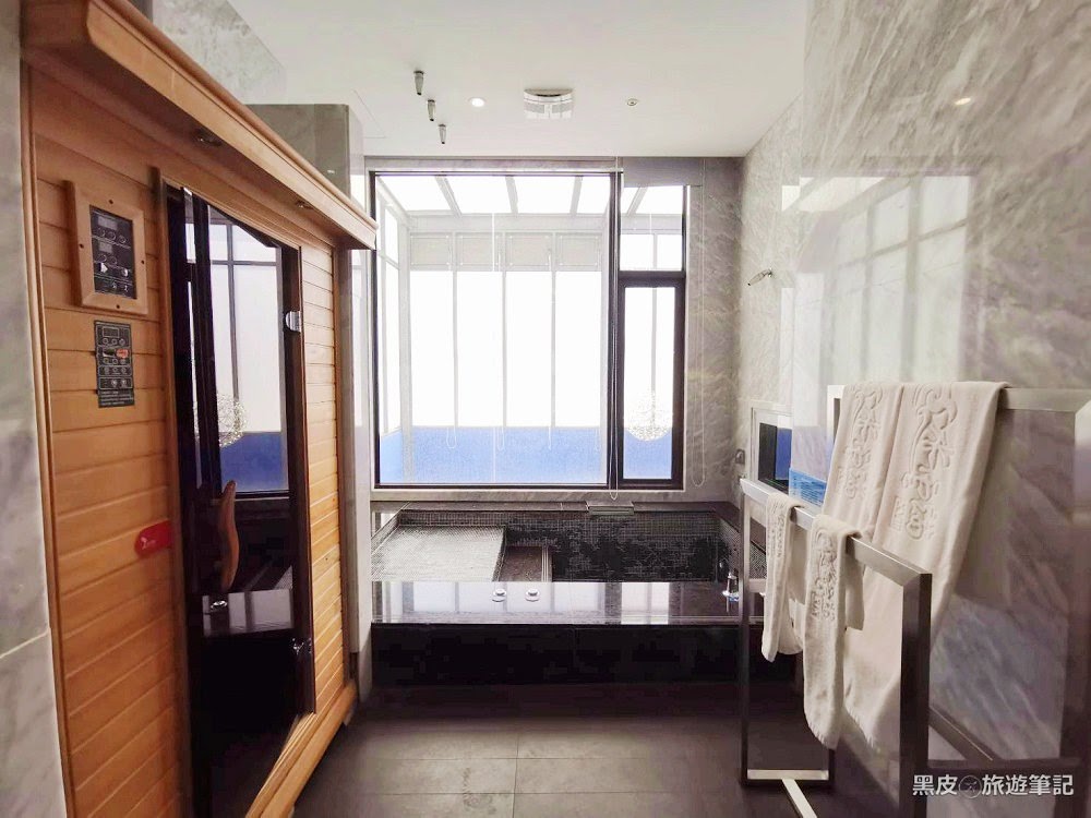 台中汽車旅館。水雲端旗艦概念旅館│滑水道泳池房、超大KTV空間，一泊二食台中住宿