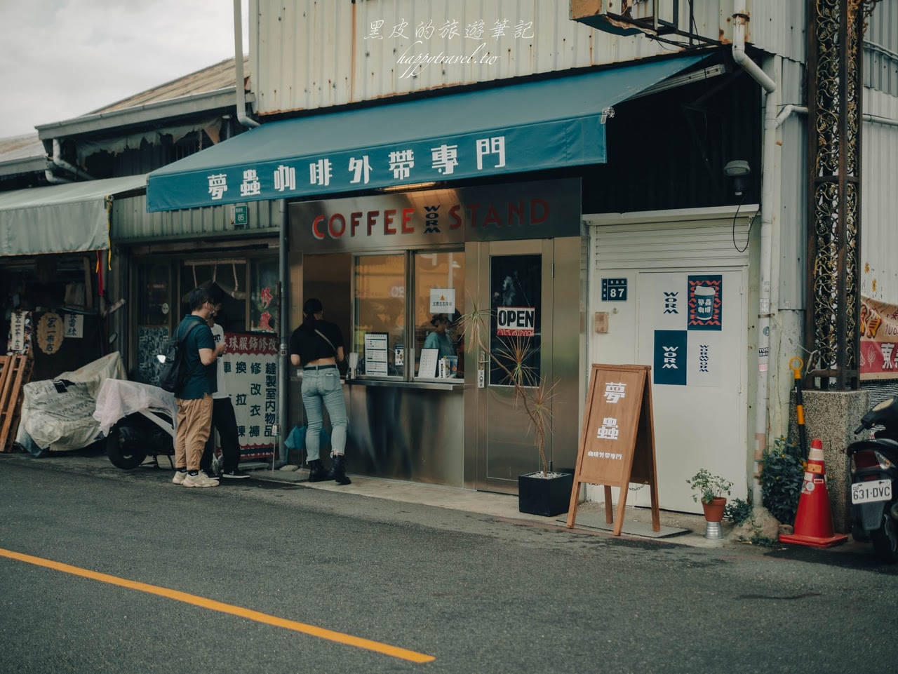 台南美食。夢蟲 Worm Coffee Stand｜台南復古街頭風外帶咖啡飲品店，中西區美食推薦