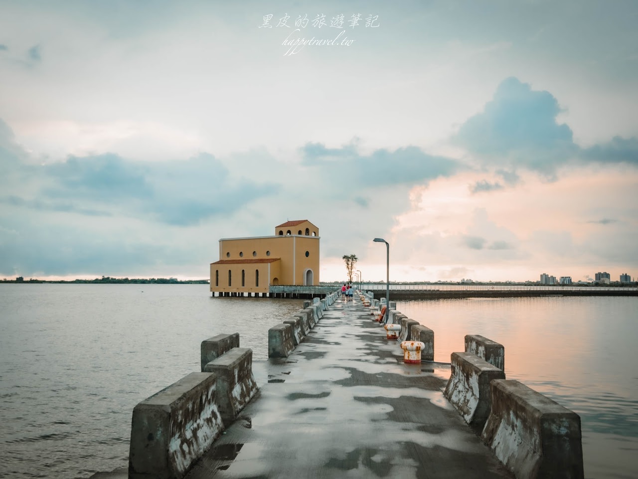 屏東景點。大鵬灣海上教堂咖啡｜全新試營運的海上咖啡廳，走進教堂欣賞著迷人的夕陽