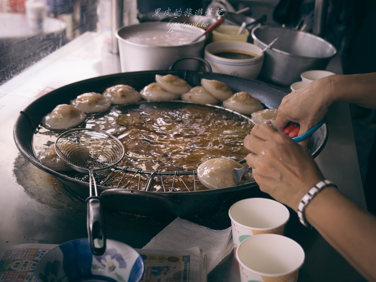 南投美食。施家肉圓｜標榜不好吃免錢的在地肉圓，結果意外好吃，常常賣到提前收攤，留一塊肉加入高湯才是在地肉圓吃法