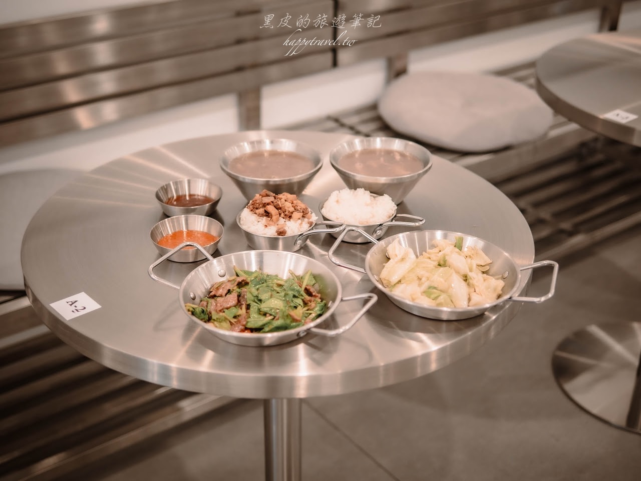 台南美食。哞麻 MUMA 溫體牛肉湯/火鍋｜全台最時尚的台南牛肉湯，金屬冷色系的風格宛如走進韓國網美咖啡廳