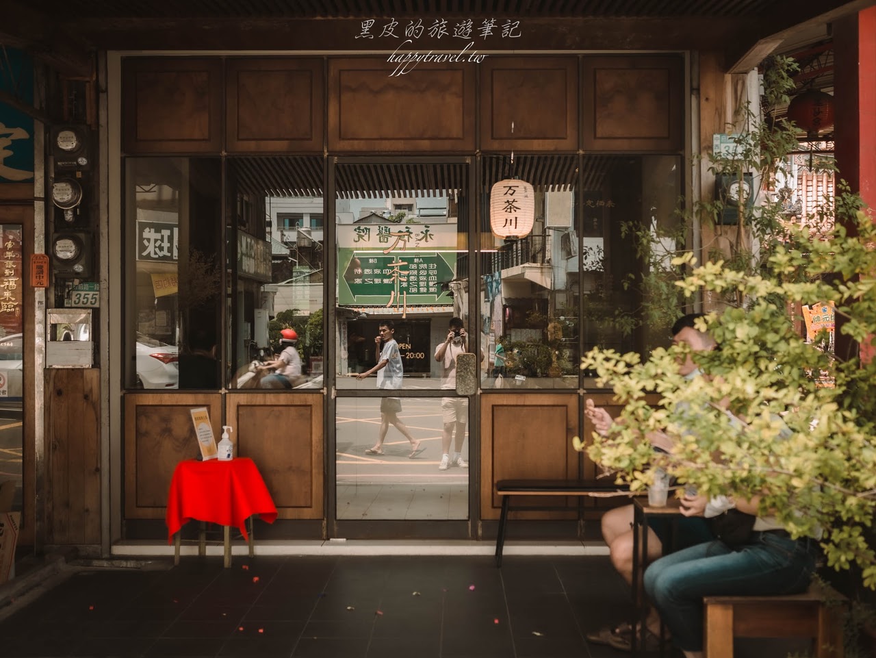 台南美食。万茶川 BĀN TÊ｜南台灣最夯的日本茶專賣飲料店，不管平假日都是滿滿的排隊人潮
