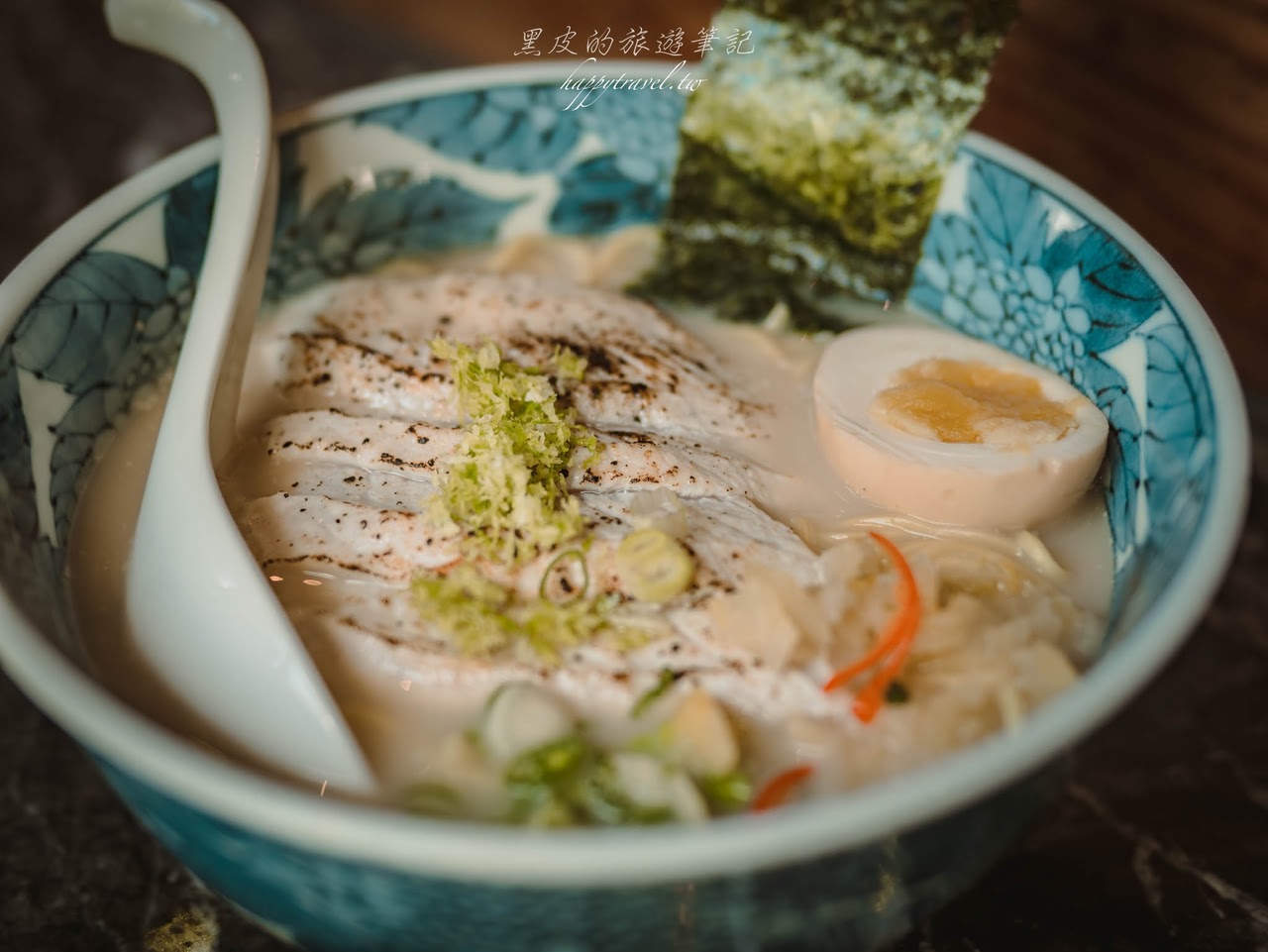 花蓮美食。定置漁場三代目｜就是『鮮』，以大量魚骨熬製而成的魚湯拉麵，難怪要早點來排隊才吃得到，花蓮市美食