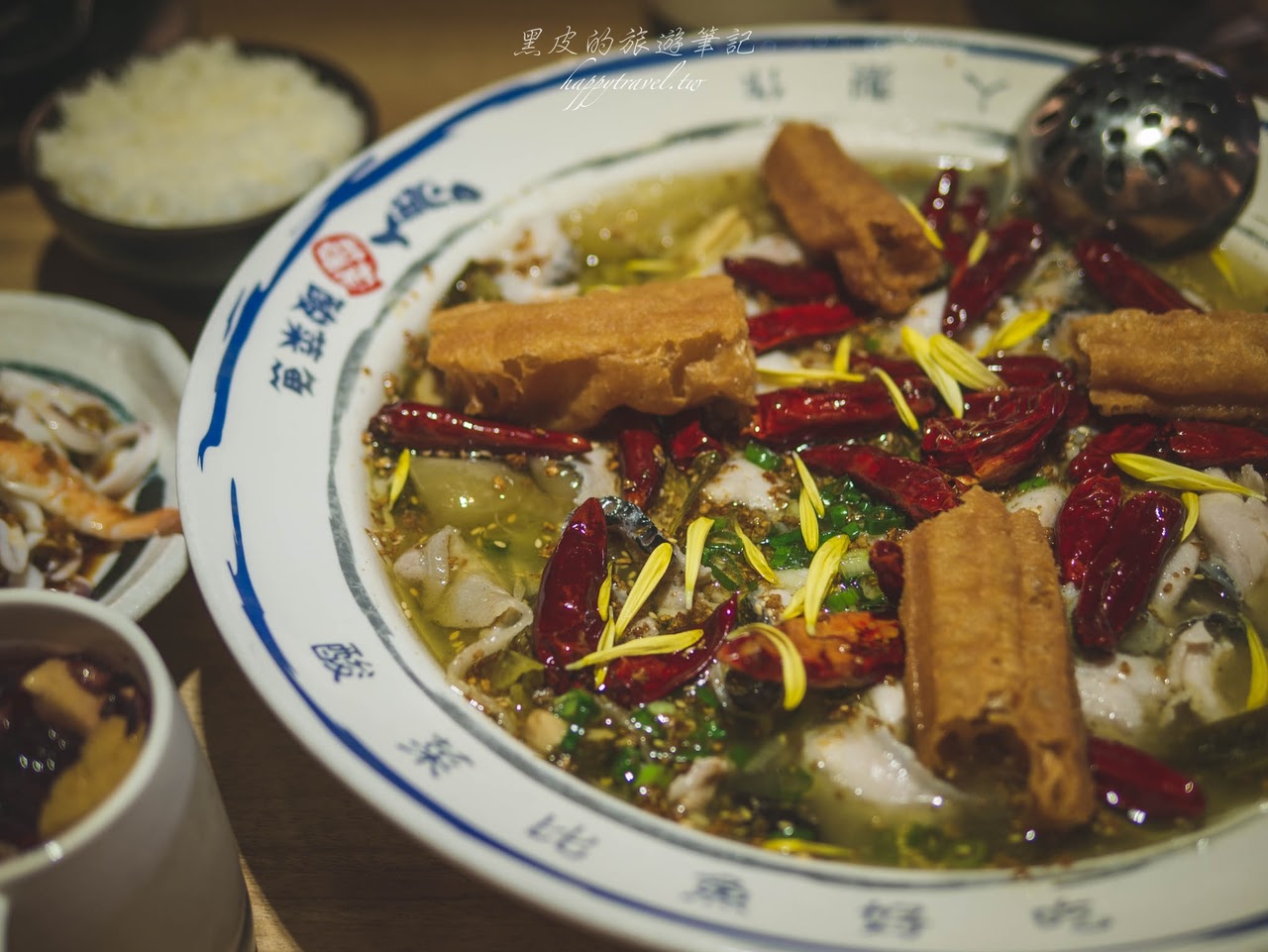 台中美食。刁民酸菜魚｜營業到凌晨兩點的人氣平民美食，麻、酸、辣讓人一吃就上癮，魚肉多到吃不完，逢甲美食/台中宵夜