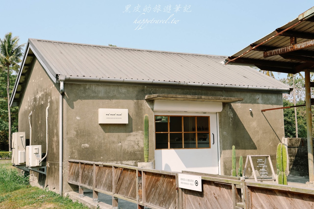 屏東咖啡廳。ma-mom-mom咖啡｜大草原上最孤寂風的建築咖啡廳，超質感的灰白色咖啡館，屏東景點/屏東美食推薦