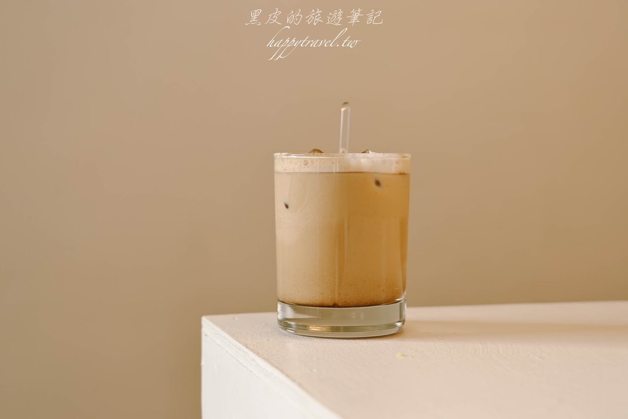 屏東咖啡廳。ma-mom-mom咖啡｜大草原上最孤寂風的建築咖啡廳，超質感的灰白色咖啡館，屏東景點/屏東美食推薦
