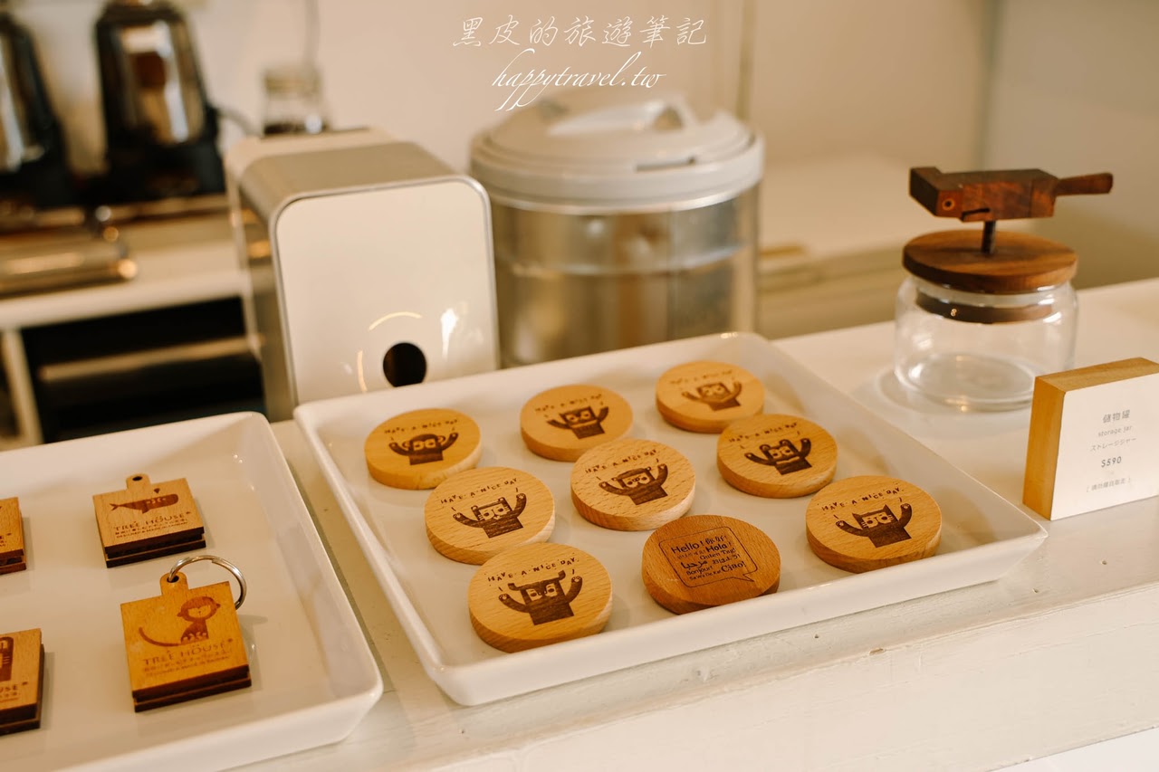 屏東咖啡廳。ma-mom-mom咖啡｜大草原上最孤寂風的建築咖啡廳，超質感的灰白色咖啡館，屏東景點/屏東美食推薦