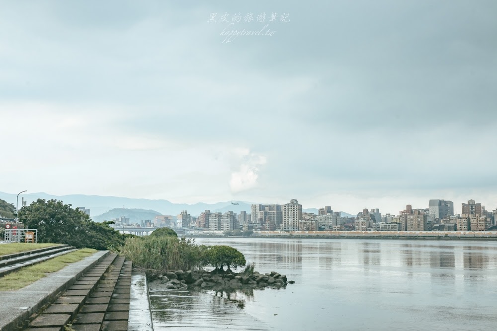 新北咖啡廳。喜日咖啡 Nice Day Café｜宛如置身異國湖畔的景點咖啡，不僅可以欣賞到夕陽美景，還可以看到城市裡的夢幻夜色，大稻埕景點/大稻埕咖啡廳