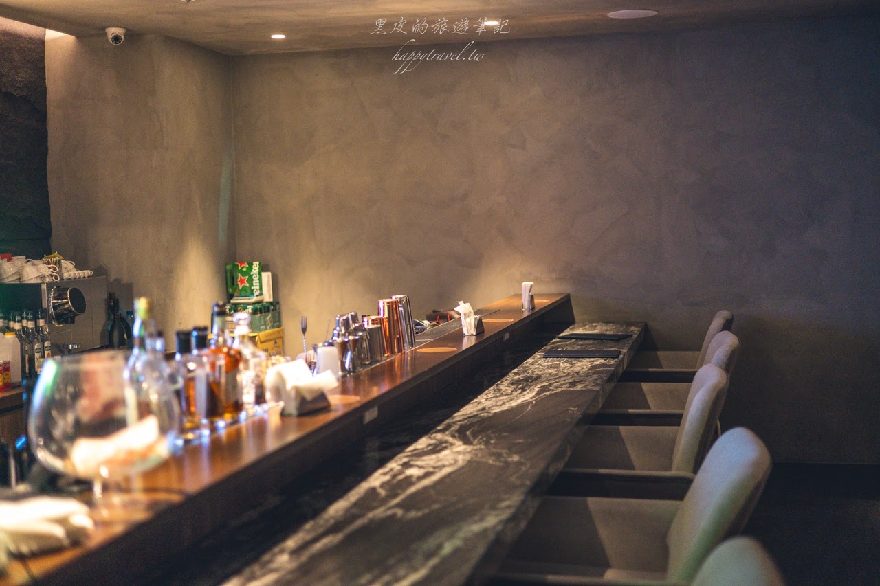 台北酒吧。覓到酒吧MEET｜圓山飯店裡的山洞風酒吧，宛如走進山洞裡，還可以探訪封閉50年的神秘密道