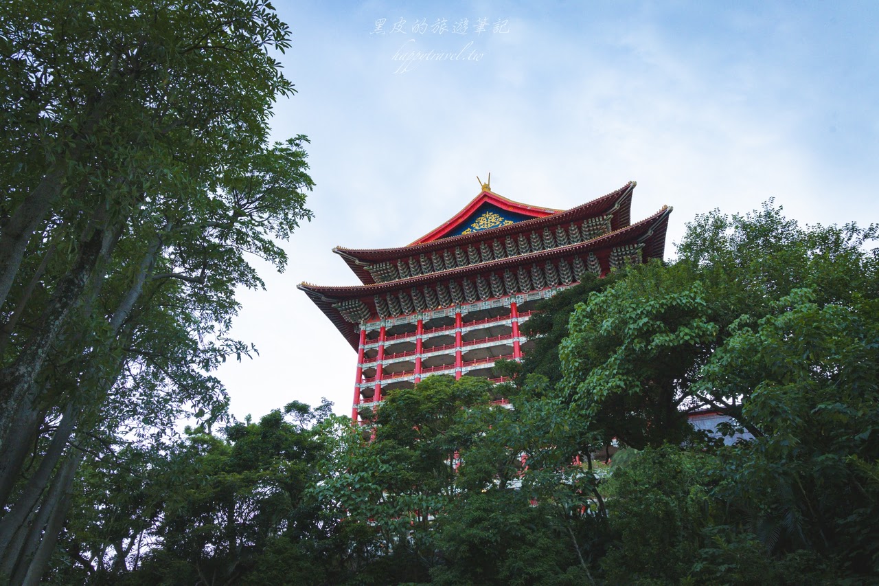 台北酒吧。覓到酒吧MEET｜圓山飯店裡的山洞風酒吧，宛如走進山洞裡，還可以探訪封閉50年的神秘密道