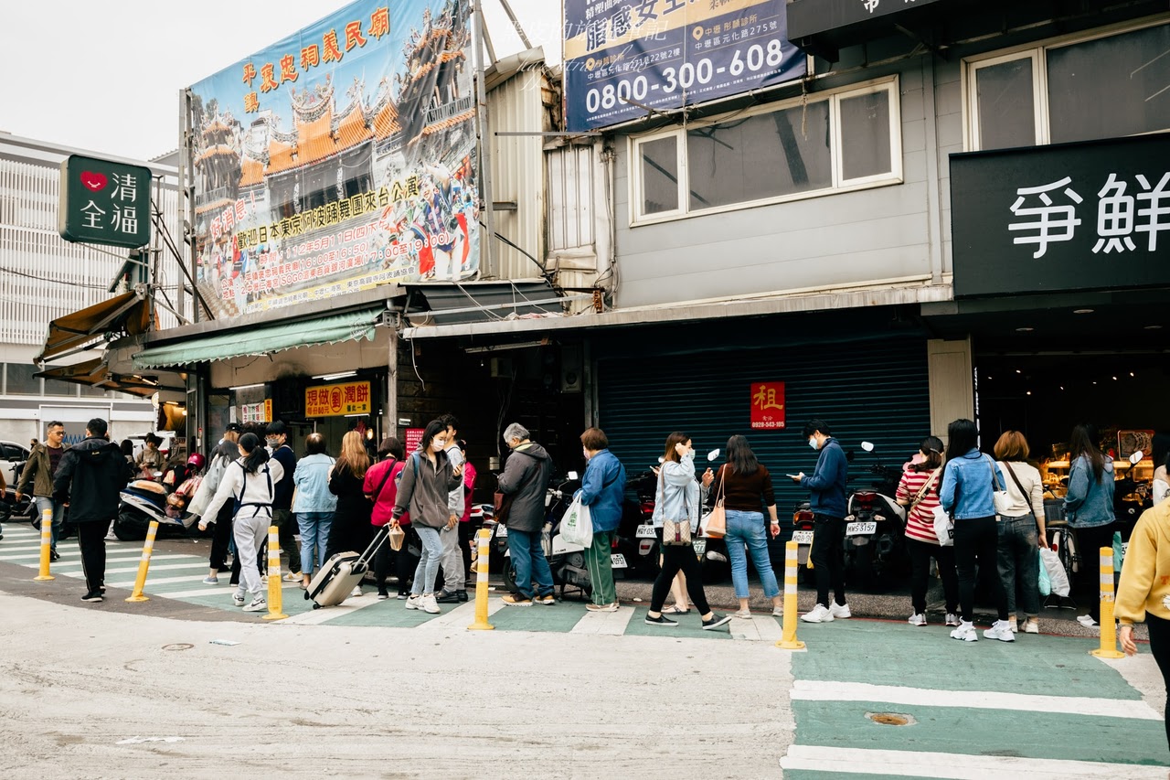 中壢美食。劉家現做潤餅｜清明節激推潤餅，超高人氣的巨無霸潤餅，放眼望去都是滿滿的排隊人潮，中壢火車站美食
